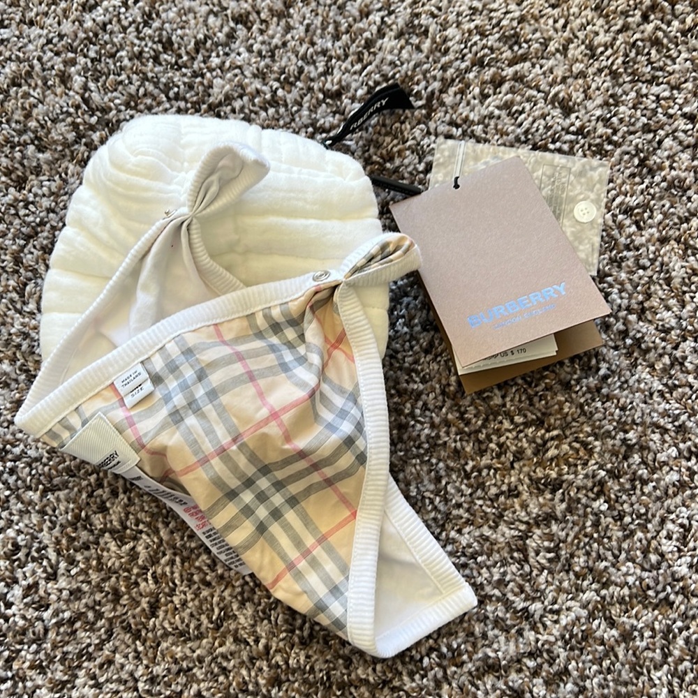 Burberry cloth bib, hat and bag